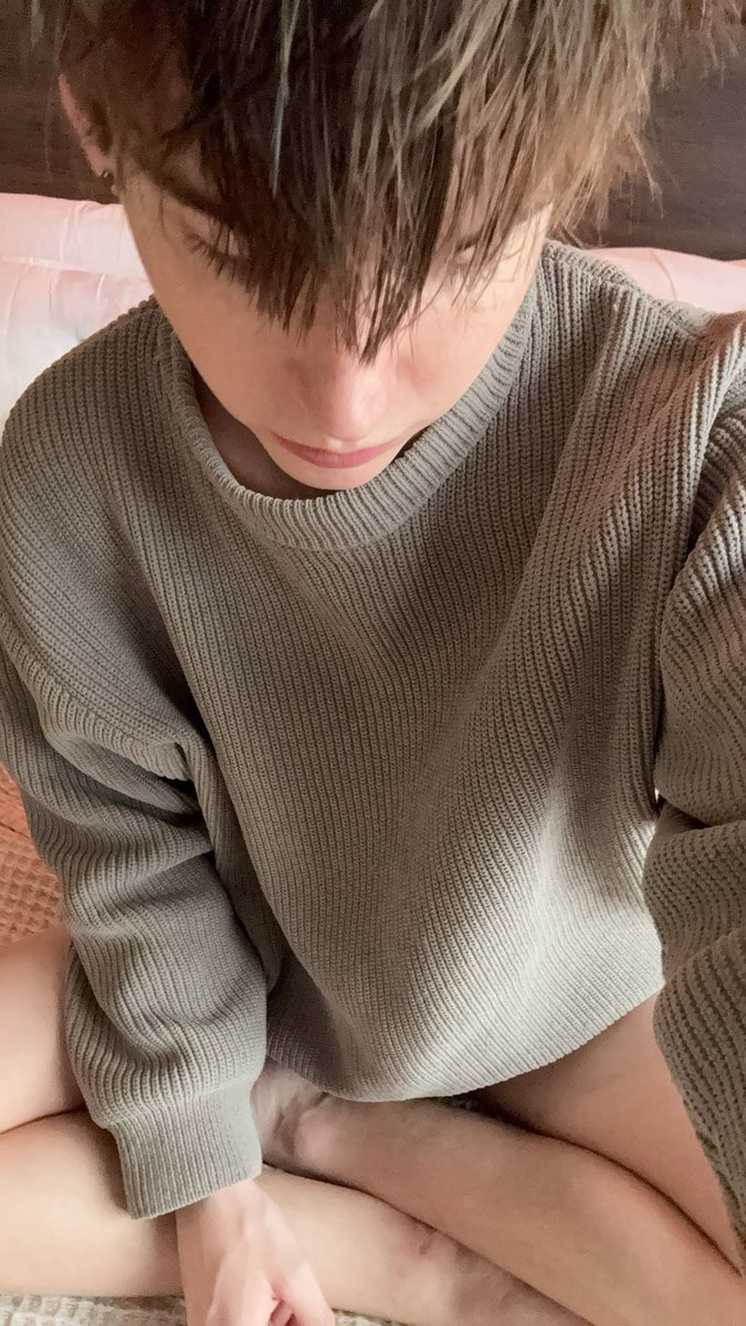 cutieconnorv's tweet photo. anyone loves giving head pats? 🥺 https://t.co/BnfEbNBdK5