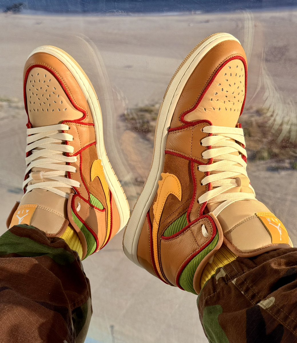 jduq24's tweet photo. 🔥🔥🍔 #FIREFRIDAYS & National Cheeseburger Day 🍔🔥🔥
AJ1 Mids “Cheeseburger” 😎🤙🏼 #OrderUp @JAYSFIREFRIDAYS @jayguidos https://t.co/kfehvA5D3A