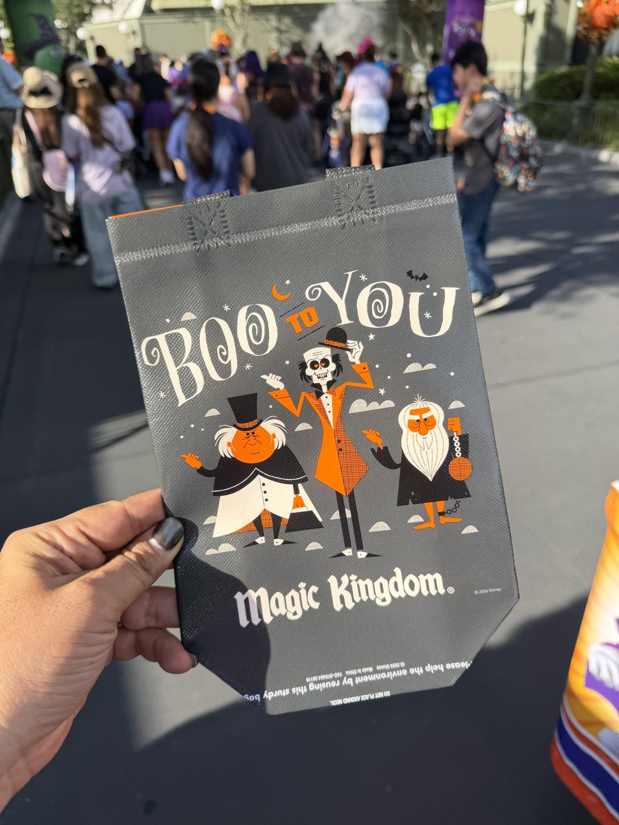 mickeynet028's tweet photo. ハロウィンパーティーにイン！
レディ・フェルモッタ（Lady Fermotta） がお出迎え！！

#MNWDW #WDW #2026Sep #WaltDisneyWorld #ディズニーワールド #ウォルトディズニーワールド 
#マジックキングダム #MagicKingdom 
#MNSSHP #ノットソー #ディズニーハロウィン https://t.co/VlxitCz5r7
