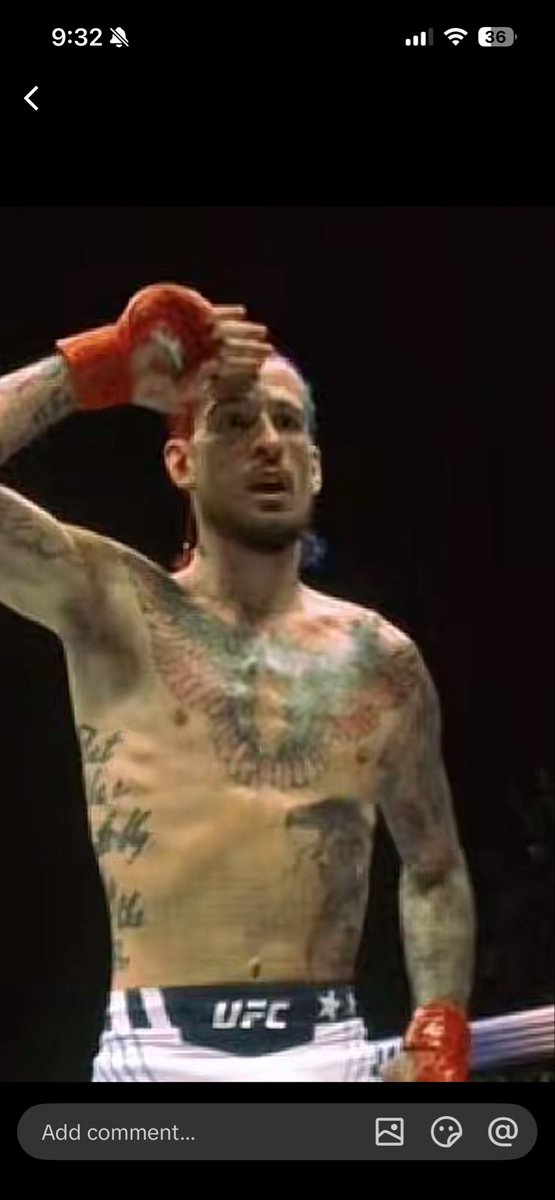 evann_fr's tweet photo. @MMAJOEYC Joey I strongly encourage you to look at this photo with omally and pereiras gloves, and then Justin’s right hand after the end of the fight. It’s literally the same thing dude https://t.co/Z51Qxd1t9W