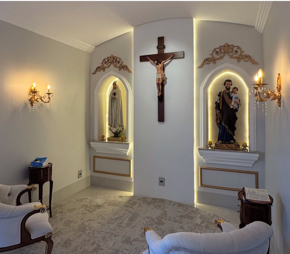 UcheMaryOkoli's tweet photo. Guys, check out this home altar😍. https://t.co/yy53Kra2CJ