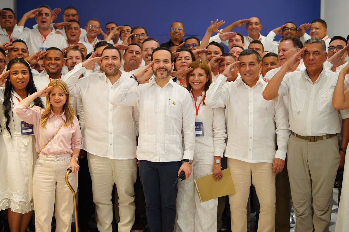 YamilHAranaP's tweet photo. Gracias, presidente @ABDeLaEspriella por escuchar nuestra agenda y convertirla en decisiones concretas. 

🇱🇹 Hoy Bolívar recibe un paquete de compromisos por cerca de $1,8 billones en agua, vivienda, salud, vías, energía, campo y turismo.

El norte y el sur del departamento quedaran conectados; obras para el Canal del Dique, 2.641 mejoramientos de vivienda, acueducto para Mompox, hospital para Montes de María, 100% de cobertura del PAE, soluciones para en materia de energía, entre otros proyectos.

Ahora viene el trabajo para hacer realidad estos compromisos. ¡Seguimos!