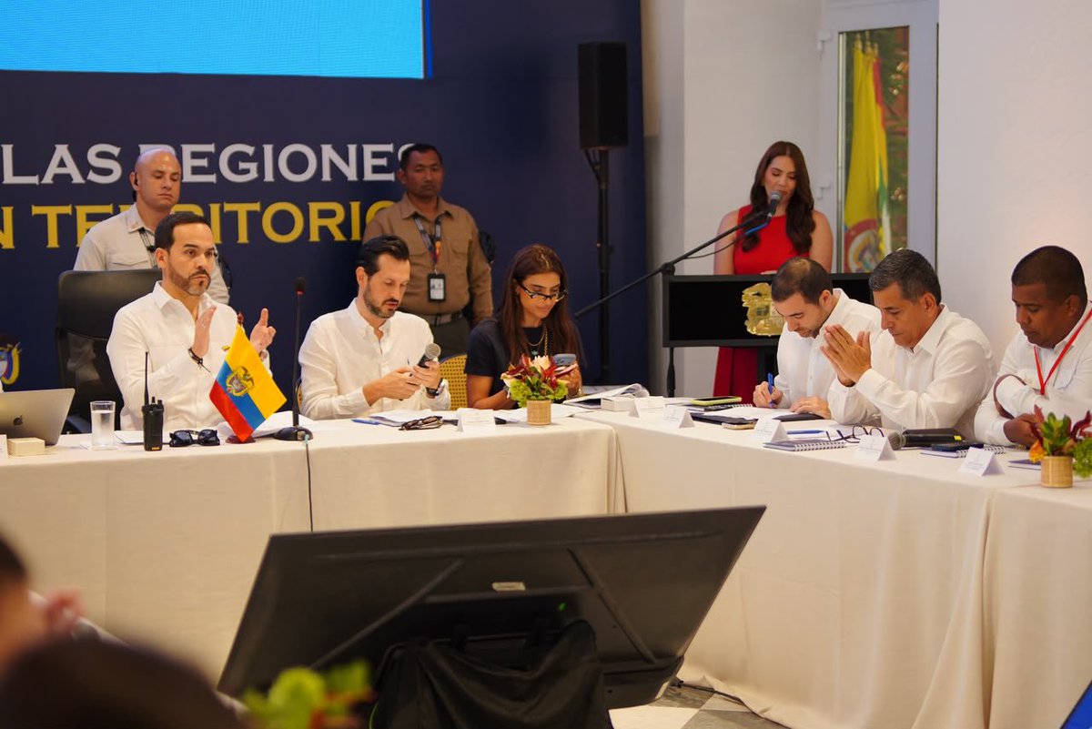 YamilHAranaP's tweet photo. Gracias, presidente @ABDeLaEspriella por escuchar nuestra agenda y convertirla en decisiones concretas. 

🇱🇹 Hoy Bolívar recibe un paquete de compromisos por cerca de $1,8 billones en agua, vivienda, salud, vías, energía, campo y turismo.

El norte y el sur del departamento quedaran conectados; obras para el Canal del Dique, 2.641 mejoramientos de vivienda, acueducto para Mompox, hospital para Montes de María, 100% de cobertura del PAE, soluciones para en materia de energía, entre otros proyectos.

Ahora viene el trabajo para hacer realidad estos compromisos. ¡Seguimos!