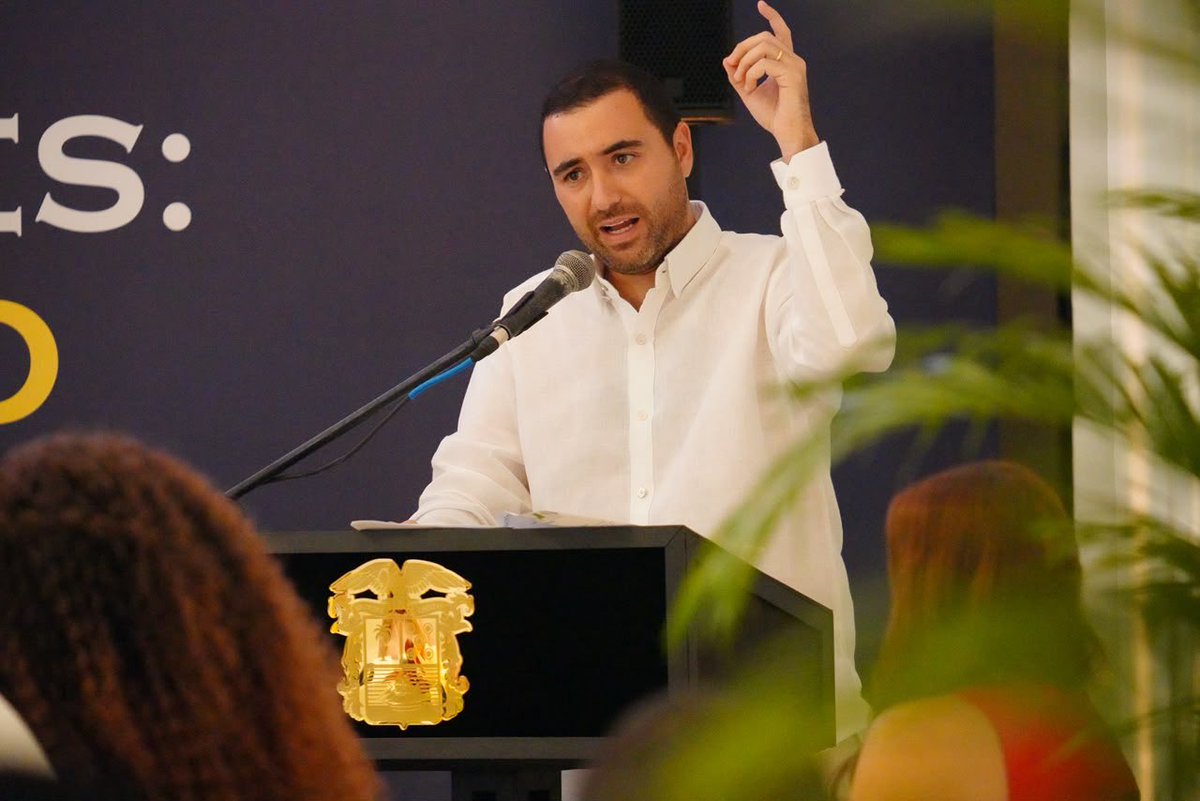 YamilHAranaP's tweet photo. Gracias, presidente @ABDeLaEspriella por escuchar nuestra agenda y convertirla en decisiones concretas. 

🇱🇹 Hoy Bolívar recibe un paquete de compromisos por cerca de $1,8 billones en agua, vivienda, salud, vías, energía, campo y turismo.

El norte y el sur del departamento quedaran conectados; obras para el Canal del Dique, 2.641 mejoramientos de vivienda, acueducto para Mompox, hospital para Montes de María, 100% de cobertura del PAE, soluciones para en materia de energía, entre otros proyectos.

Ahora viene el trabajo para hacer realidad estos compromisos. ¡Seguimos!