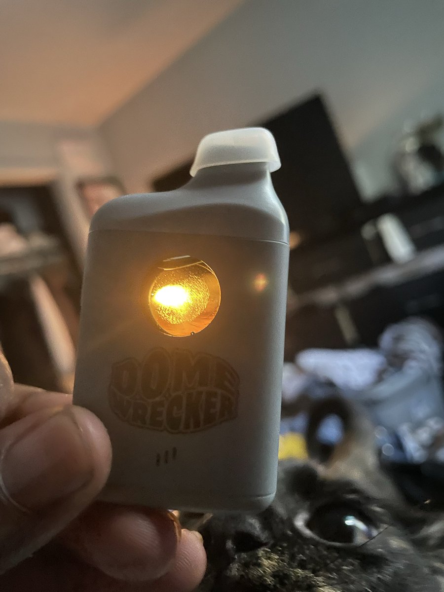Nariisdrowzy's tweet photo. New yarts !!!!! Ghost slide choices (Hawaiian haze x papaya hybrid) and dome wrecker (great white shark sativa)!!! https://t.co/xVWUxcqin3