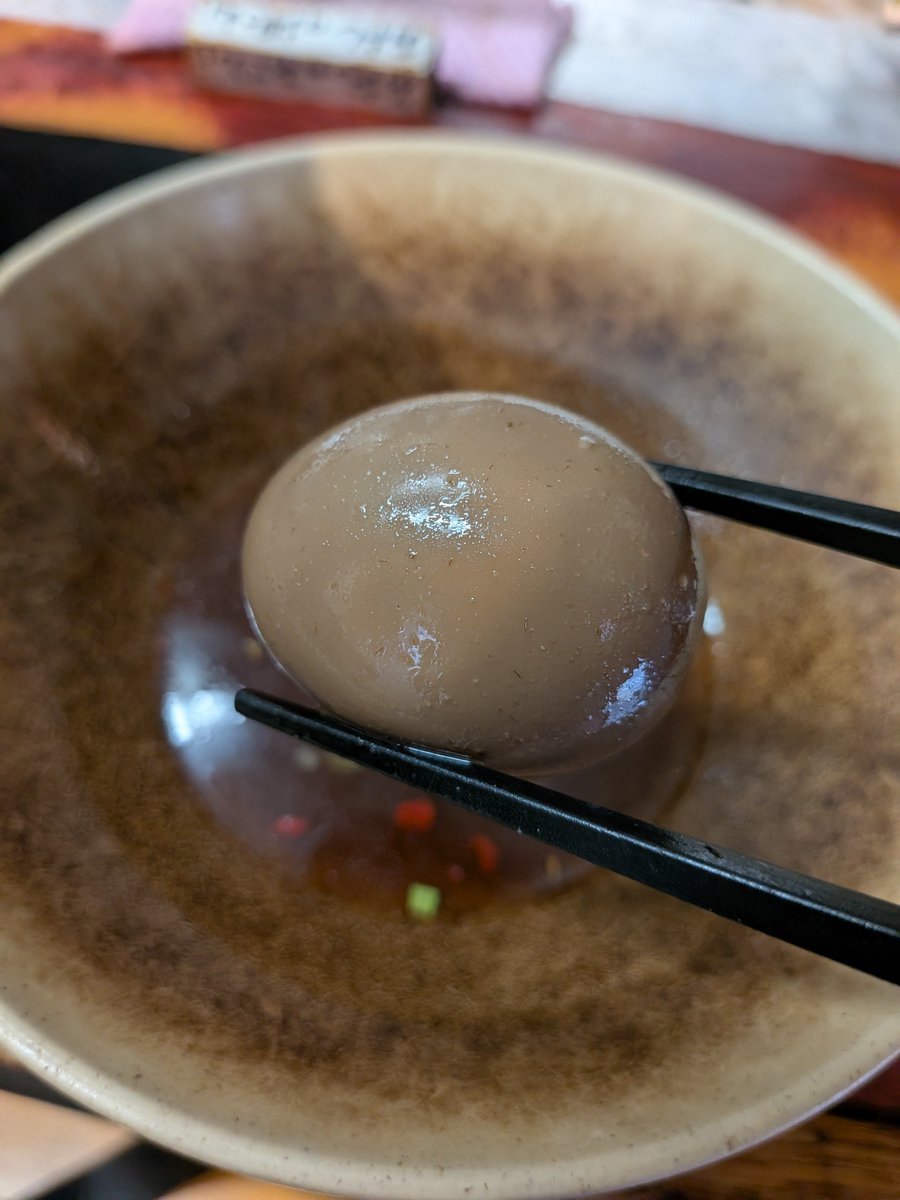 vvv_jun35's tweet photo. そば千の大海老天そば、味付玉子

汁も味玉もThe暗黒♪
ついでに丼も黒く染まっています笑
早朝のウォーミングアップが完了
次は未訪店へ
めちゃくちゃ旨い。 https://t.co/f50TIxqeuh