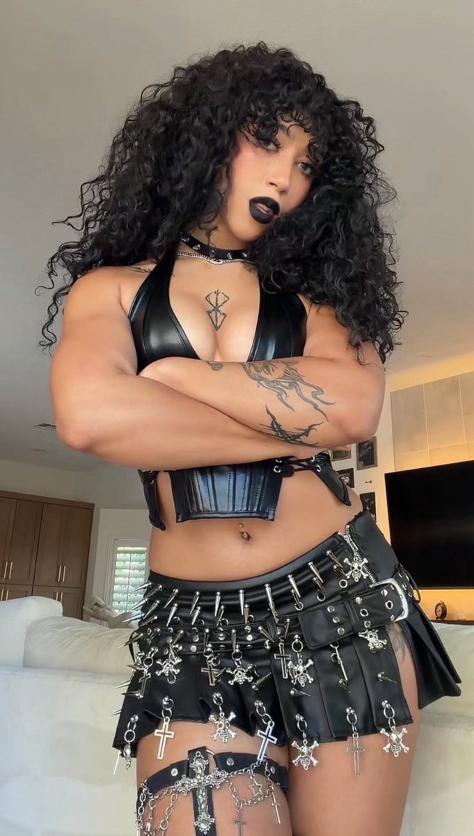 frizzyimposter's tweet photo. Muscles are the best accessory https://t.co/fs7aT8URNE