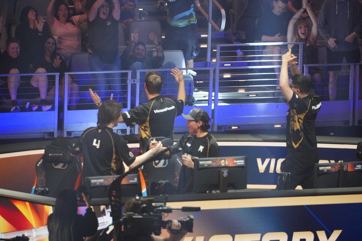 Boost_Over_Ball's tweet photo. 📷 @ShopifyRebels after their 4-1 victory against Team Vitality in Lower Bracket - Round 1 at the 2026 RLCS (@RLESPORTS) World Championship. 5 NA teams will be advancing to Saturday.📷

#rocketleague #rlcs https://t.co/VDYmFucYQ3