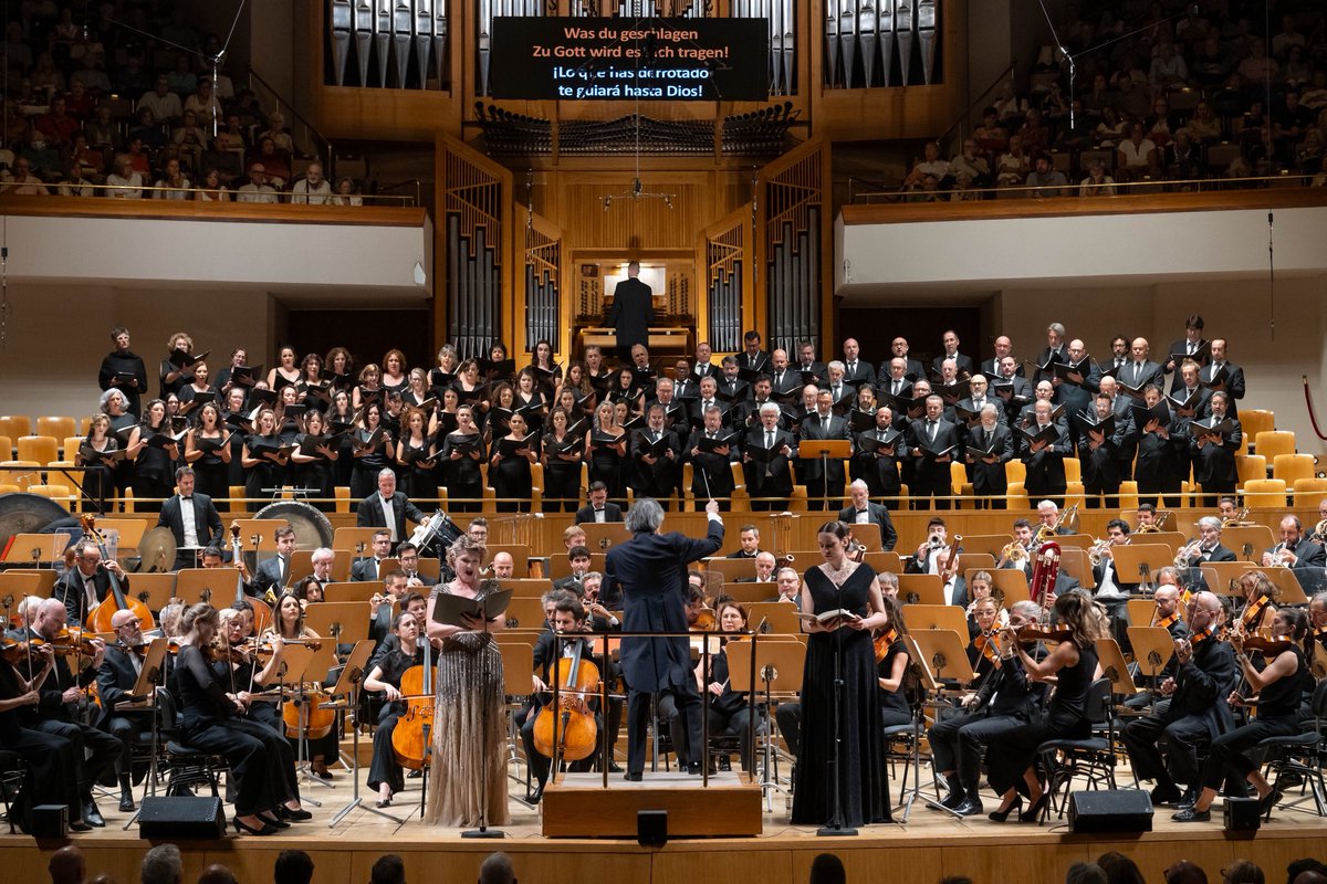 ocnesp's tweet photo. Kent Nagano inauguraba esta noche su etapa como director titular y artístico de la Orquesta y Coro Nacionales de España con el estreno absoluto de 'Deseo tomó delicia', encargo de la #OCNE a Mikel Urquiza, y la emblemática Sinfonía núm. 2 «Resurrección» de Gustav Mahler. https://t.co/FhnAqBKLuu