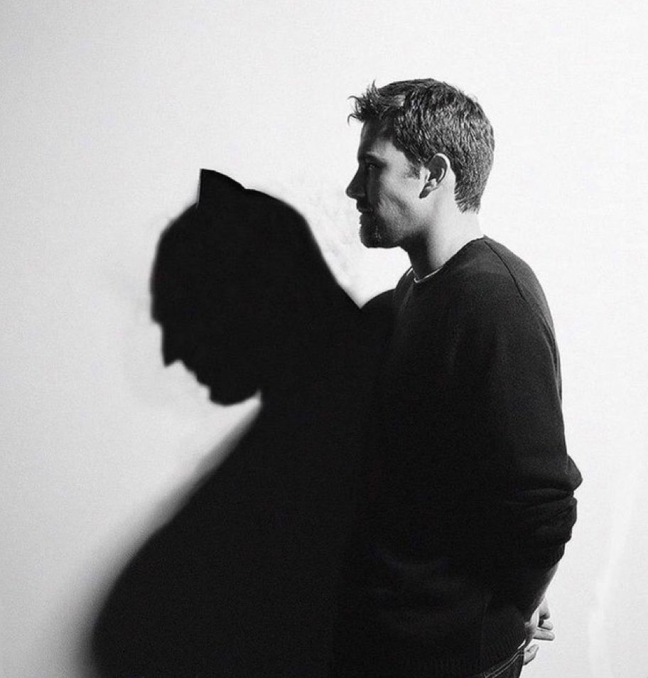 BatfleckMovie's tweet photo. Shadow of the Bat 🦇 https://t.co/XpAwn7kwr1
