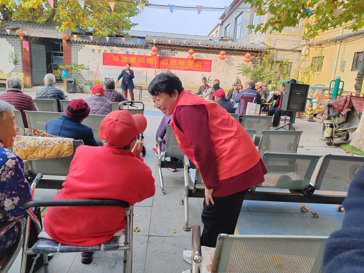 Knubknub's tweet photo. Spent this morning with local elders at the community senior center—helping with phone setup and sharing funny childhood stories. Love bringing small joys to everyone!， https://t.co/1wIlLzRhVN