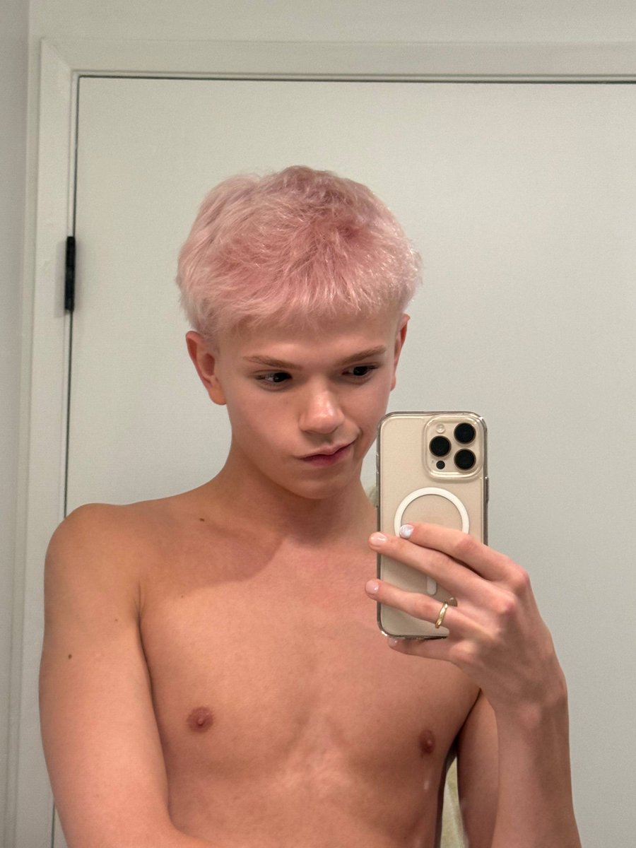 noahxryder's tweet photo. pink hair pink nipples https://t.co/gFpZsGHKOD