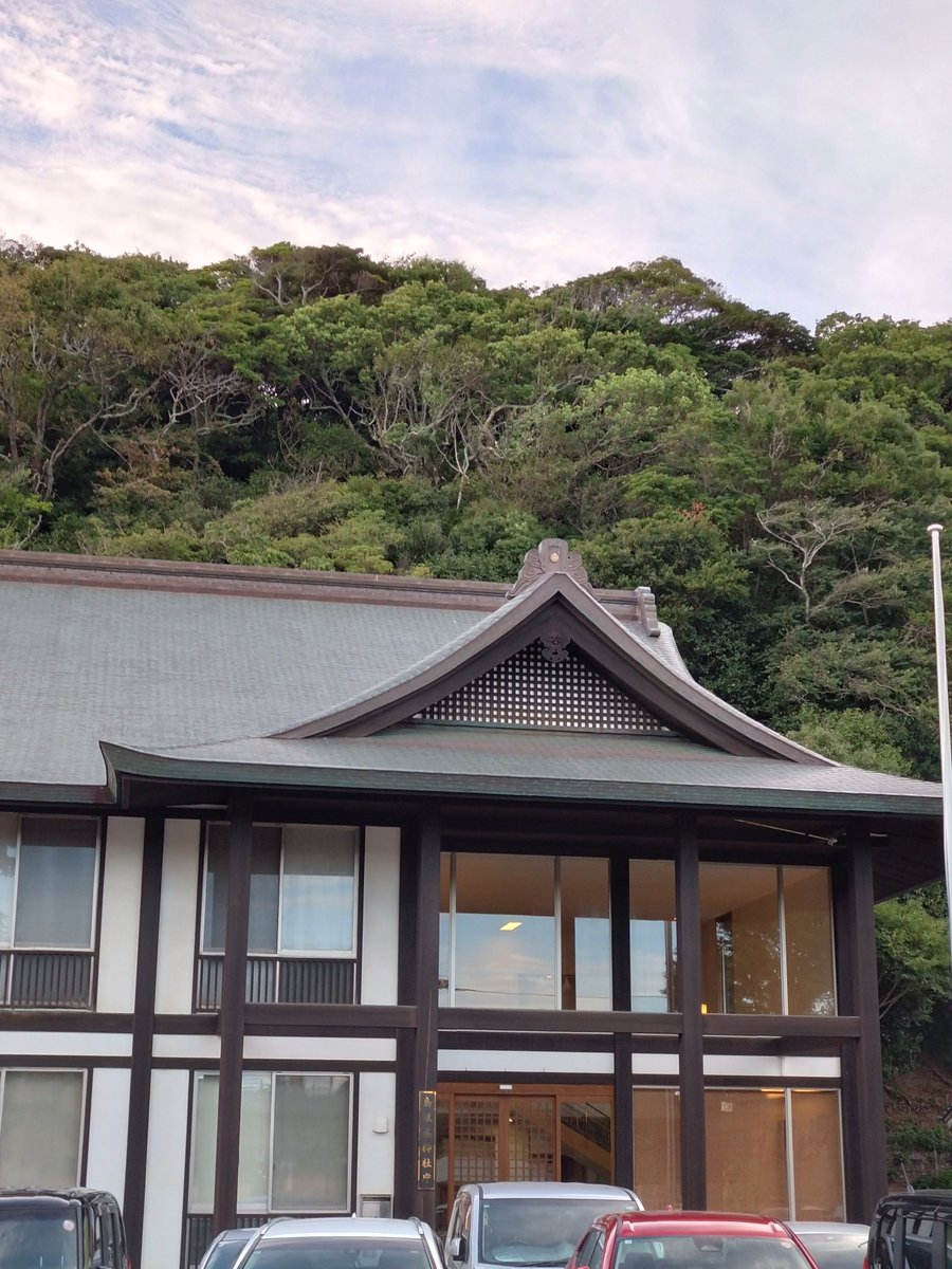 manaijinja's tweet photo. 神社庁を会場にして島根県教神協の総会がありました。参加者に御年９６歳を迎える方が居られました。ご自身で運転されて、病院にも行くとのこと。一人住まいながら社頭奉仕は勿論家事もこなされています。
ただただ感動してしまいました。
#高齢
#健康寿命
#社頭奉仕 https://t.co/YUTyL4HLfG