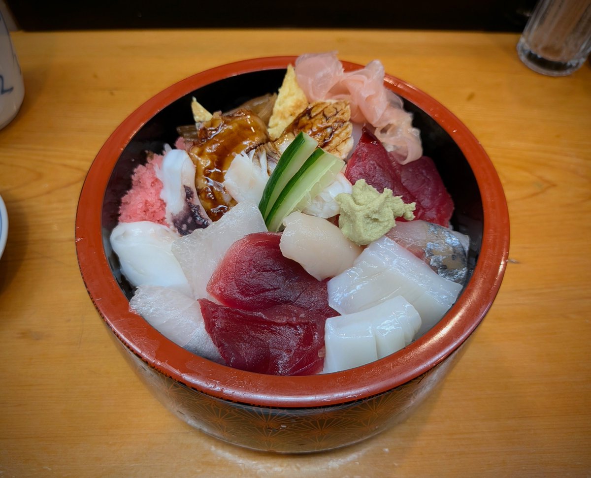 797binbo's tweet photo. #高円寺 #koenji #tokyo
#いろは鮨
#ちらし大盛 1,600円
熱い「あがり」で始まるひととき。ランチは汁物が付きます。外国人旅行者のお客様も時折見かけますがメニュー価格は外国人用ではなく世界共通。烏賊蛸貝から鮪までネタ種多く最後まで楽しめる逸品です。
#ランチ #昼飯 #lunch #定食 #setmeal https://t.co/Jxy5GvLBQJ