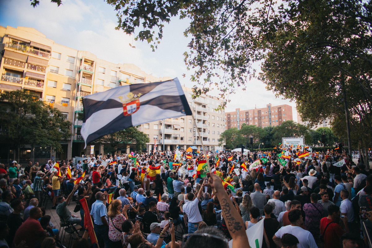 Igarrigavaz's tweet photo. Hoy Barcelona se ha puesto en pie con @Santi_ABASCAL 

No defraudaremos. 

¡Gracias por tanto apoyo!

#CivilizaciónOBarbarie https://t.co/pHgXRbaRYA
