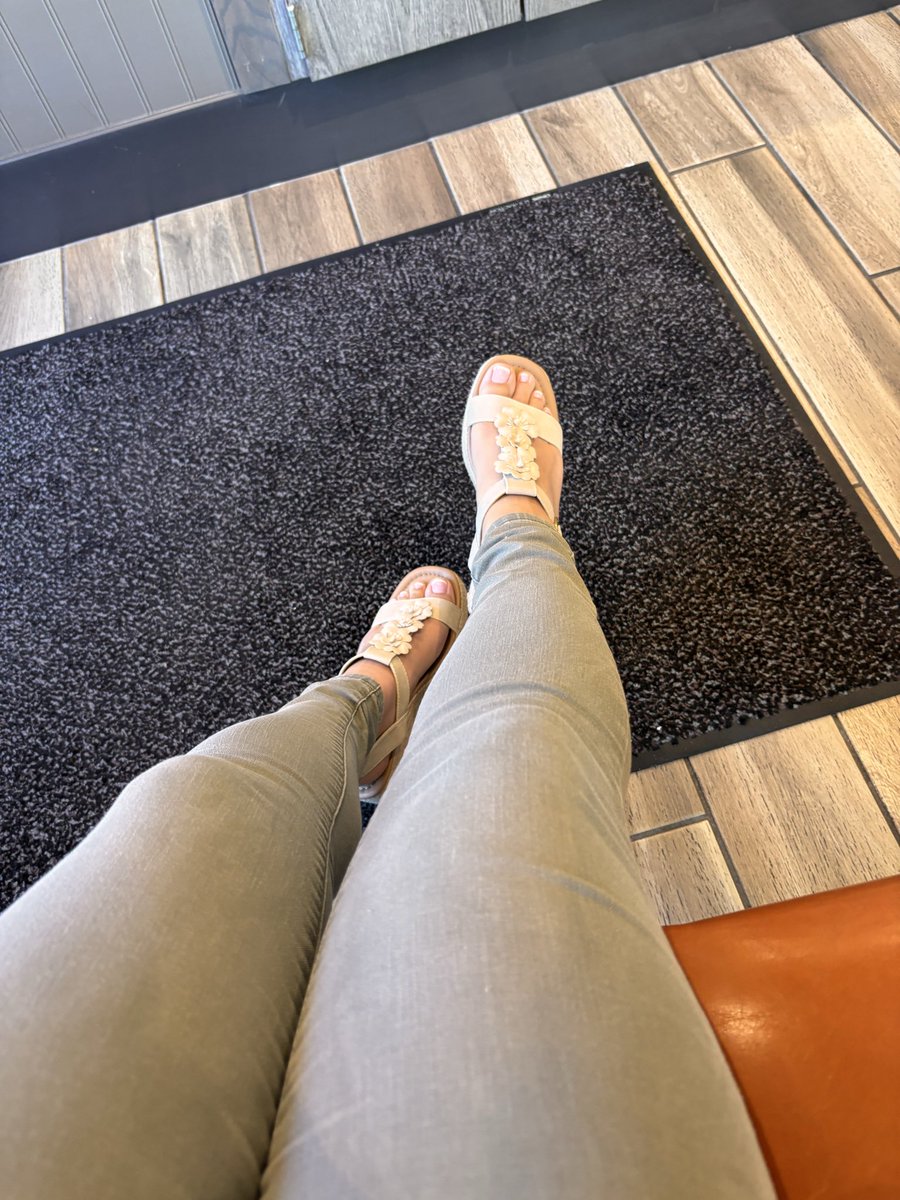 Karla_kattt's tweet photo. Waiting on my order and realized the view was kinda pretty today 🤍🌸
I might be a little obsessed with these wedges on my feet.🦶 #pretty #pink #petite 
https://t.co/TA8CCBkHJ9 https://t.co/9m1CgbsteG