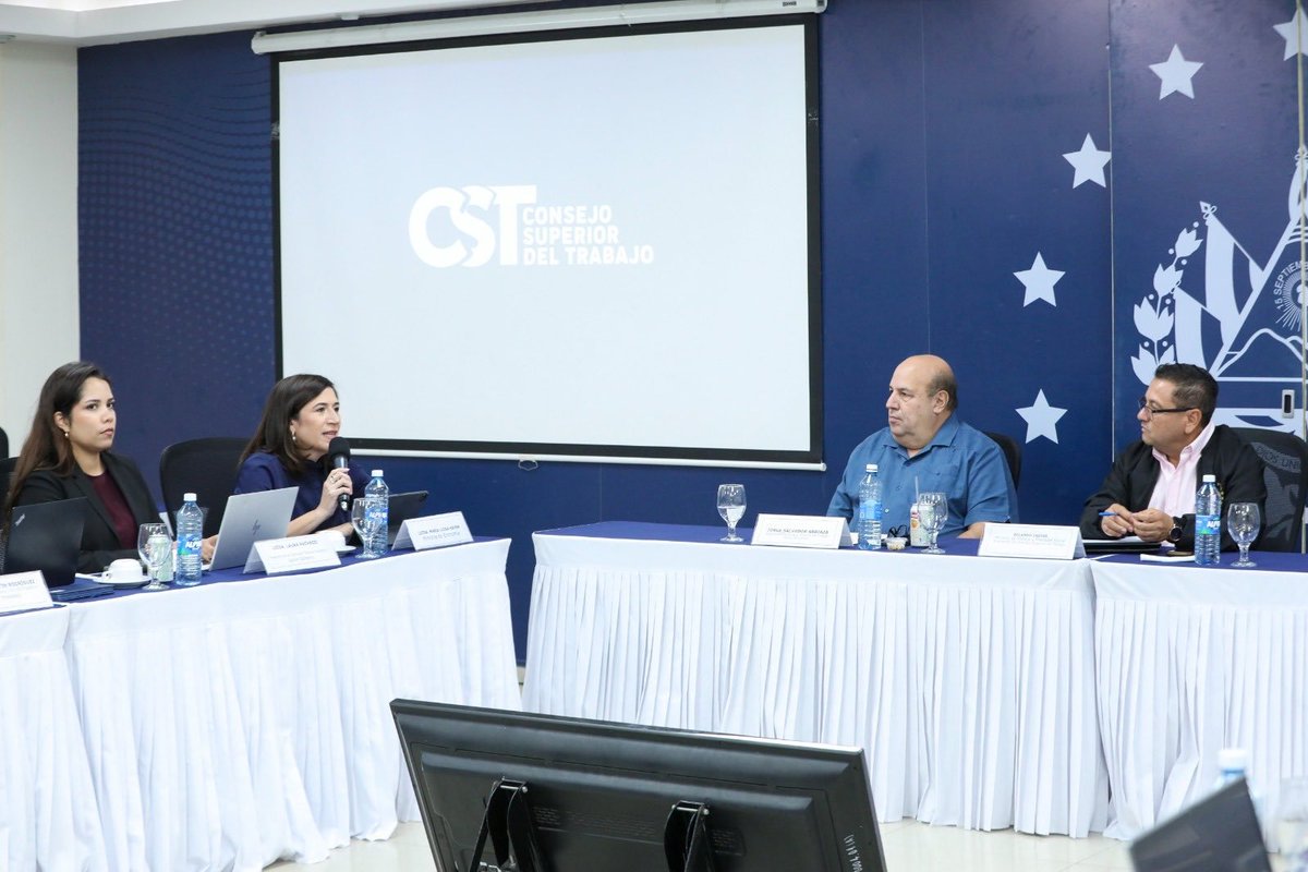 SvFesic_'s tweet photo. En la comisión técnica del Consejo Superior del Trabajo, el sector laboral presentó sus planteamientos: protección de derechos adquiridos, horarios opcionales, Salario Vital, transporte o alojamiento digno, pausas y ergonomía, productividad con beneficios compartidos y reorganización laboral de 10 horas de lunes a jueves y 4 horas el viernes.

Nuestra posición busca que la modernización avance sin afectar las garantías de los trabajadores, mediante el diálogo con el Ministro de Trabajo @RolandoCastroSv y los sectores involucrados.