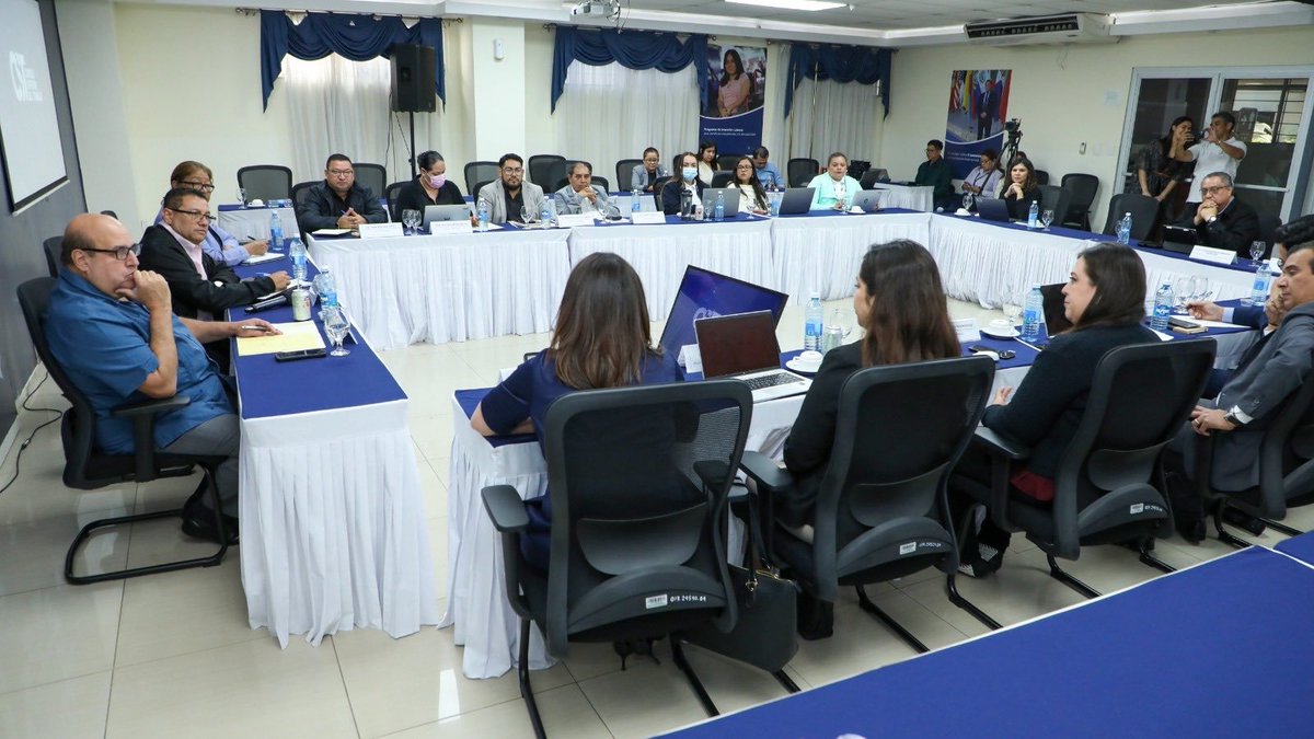 SvFesic_'s tweet photo. En la comisión técnica del Consejo Superior del Trabajo, el sector laboral presentó sus planteamientos: protección de derechos adquiridos, horarios opcionales, Salario Vital, transporte o alojamiento digno, pausas y ergonomía, productividad con beneficios compartidos y reorganización laboral de 10 horas de lunes a jueves y 4 horas el viernes.

Nuestra posición busca que la modernización avance sin afectar las garantías de los trabajadores, mediante el diálogo con el Ministro de Trabajo @RolandoCastroSv y los sectores involucrados.