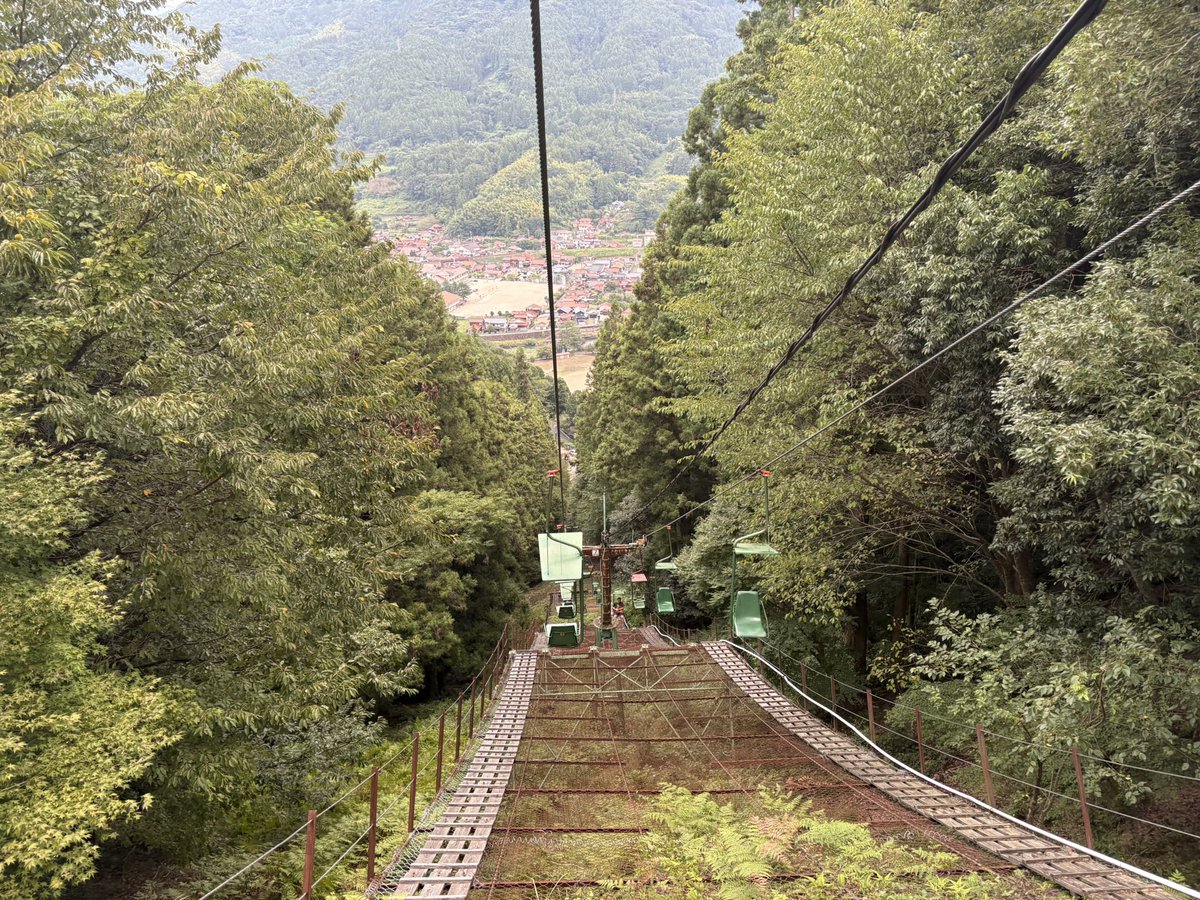 funakichi27's tweet photo. 津和野【2】

①うずめ飯 津和野の郷土料理 出汁のかかった米の下に鶏肉•人参•椎茸•蒲鉾•三つ葉 美味い😋
②津和野駅でSLやまぐち号客車 こう見えて近年の新造
③津和野町郷土館 昭和15年建築の郷土館そのものが国の有形文化財
④津和野城跡観光リフト 石州瓦の街並みが良き https://t.co/jXIIrgbfng