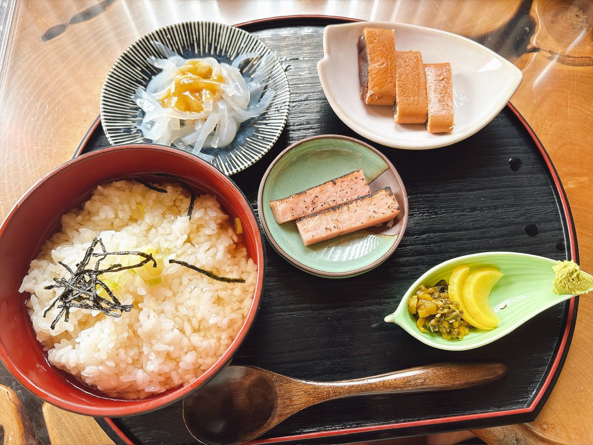 funakichi27's tweet photo. 津和野【2】

①うずめ飯 津和野の郷土料理 出汁のかかった米の下に鶏肉•人参•椎茸•蒲鉾•三つ葉 美味い😋
②津和野駅でSLやまぐち号客車 こう見えて近年の新造
③津和野町郷土館 昭和15年建築の郷土館そのものが国の有形文化財
④津和野城跡観光リフト 石州瓦の街並みが良き https://t.co/jXIIrgbfng