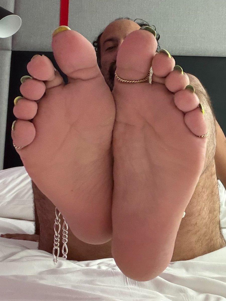 JayWideSoles's tweet photo. Fat or wide ? Or both ? https://t.co/H0AQVypujA