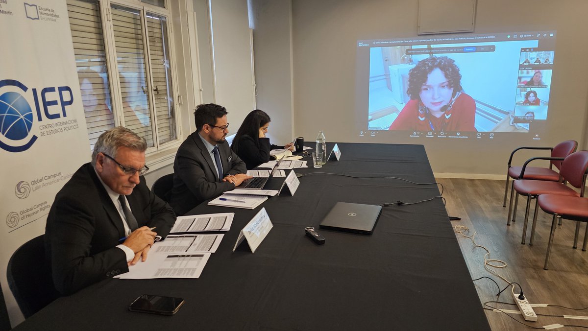 DESCA_CIDH's tweet photo. Más de 150 personas trabajaron en 5 talleres simultáneos, presenciales y virtuales. Presentaron los resultados del análisis de los casos y reflexionaron junto a autoridades del @CIEPoficial, @DESCA_CIDH y la @CorteIDH.
Así fue el cierre de una jornada completa de capacitación "De los estándares a la implementación: Sobre la Opinión Consultiva OC-32/25 y la Guía Práctica para Políticas y Acciones Climáticas de la REDESCA".
El Curso-Taller de Capacitación Híbrido fue organizado por @DESCA_CIDH, @unsamoficial, @CIEPoficial, 
@gchumanrights y el Centro de Formación Corte IDH 
@CorteIDH.
Con el apoyo de Noruega @NoruegaMexCA, la Unión Europea y el Ministerio Federal de Cooperación Económica y Desarrollo de Alemania @BMZ_Bund.