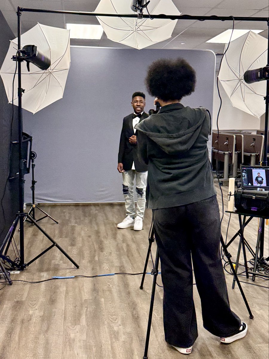 MarlaMcNeese's tweet photo. Behind the scenes of SENIOR pictures🥺 One moment while I try to figure out who gave time permission to move this fast 😢😭 #MyWholeHeart https://t.co/SVaToGU4yM