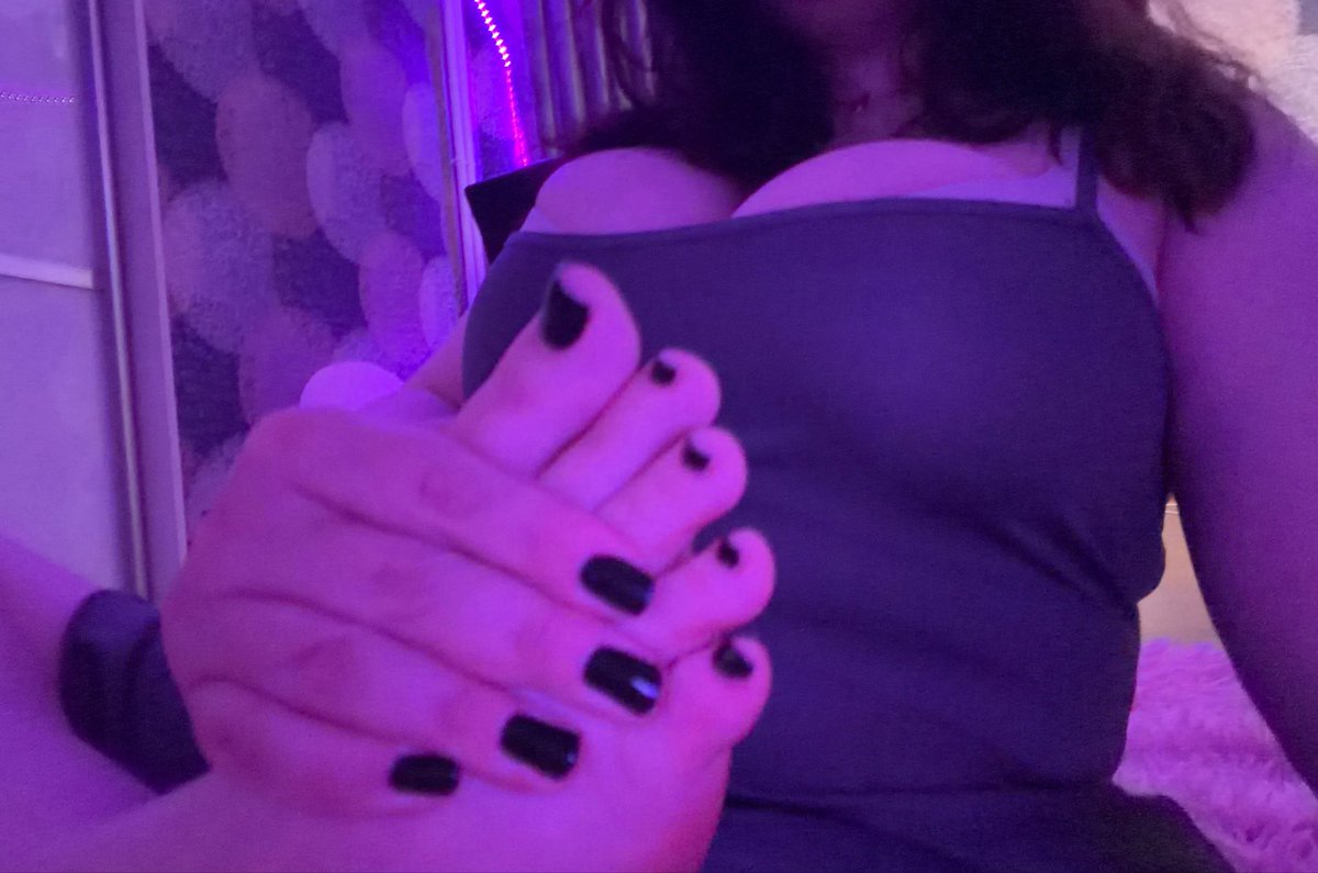 bwnnigf's tweet photo. why do u like pretty toes so much :3 https://t.co/cV4L22xmCi
