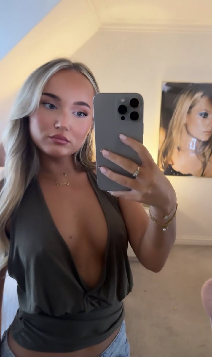 scottishlad90's tweet photo. Freya 20 Aberdeen. Rate her in the comments or DM. #wankchat #irls #submissions #goon #scottishgirls https://t.co/CXGjAks4Fe