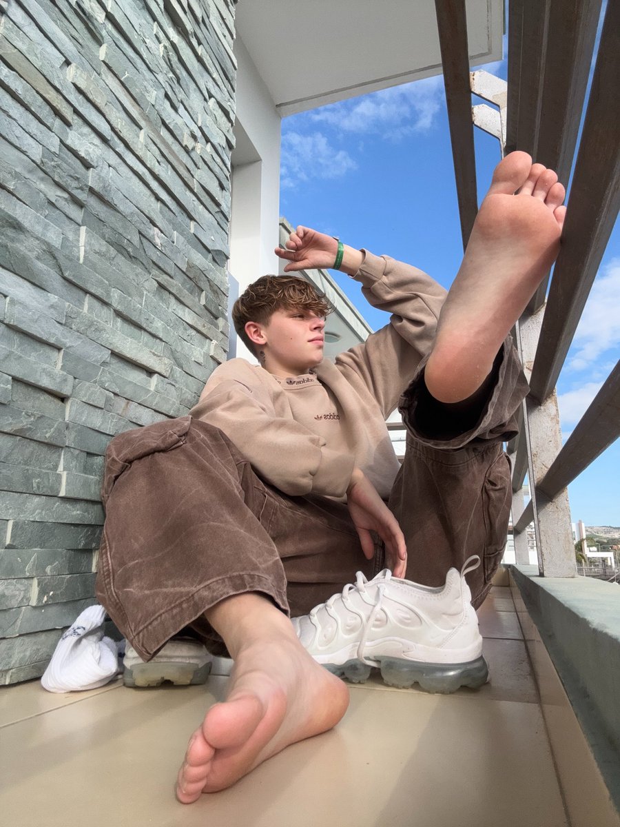 LuisWaveeee's tweet photo. I love my balcony https://t.co/o2o7IRTLV4