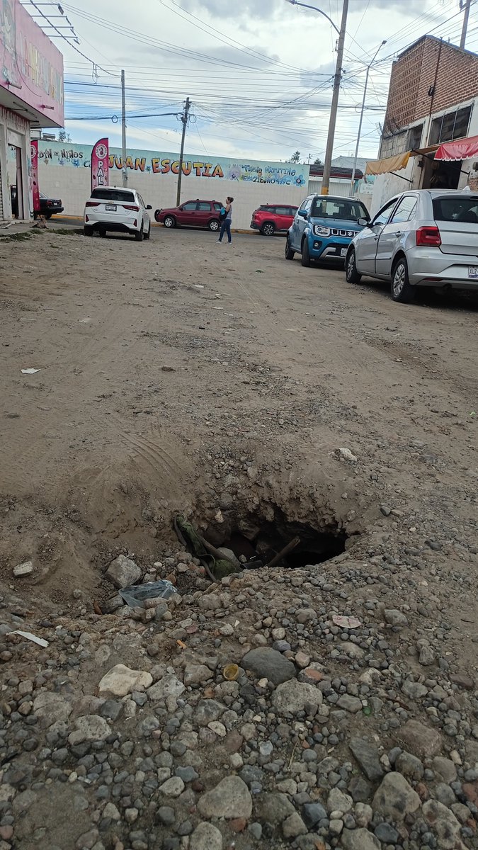 alecamachof's tweet photo. @PueblaAyto @InfraPue requerimos apoyo y atención para este socavón que se está formando en la salida del colegio internacional de México. En la colonia Revolución Mexicana https://t.co/j9AKwM7m2K