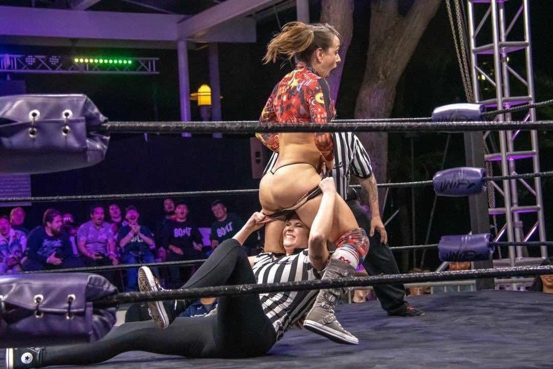 teapoweredhuman's tweet photo. The girls will do anything to win! #bareass #pullingthetights https://t.co/ITutgy2pgH