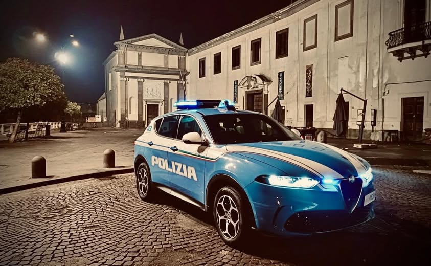 poliziadistato's tweet photo. Buona serata dai poliziotti delle volanti di Napoli, nei pressi della Certosa di San Martino.
#essercisempre #18settembre https://t.co/Qeo2EiMtTd