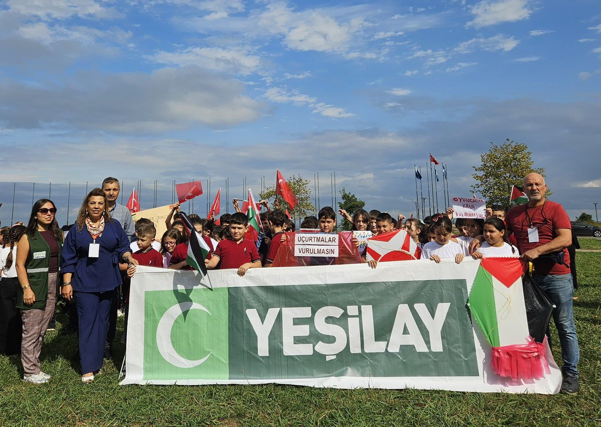 Yesilay_Trabzon's tweet photo. 🎈 Gökyüzü Çocuklara Kalsın! 🇹🇷🇵🇸

Trabzon İl Millî Eğitim Müdürlüğü tarafından düzenlenen “Gazze’li Çocuklar İçin Uçurtmalar Vurulmasın” uçurtma etkinliğine Yeşilay Trabzon Şubesi Kadın Komisyonumuz tarafından katılım sağlandı. https://t.co/rXCwVWSOJr