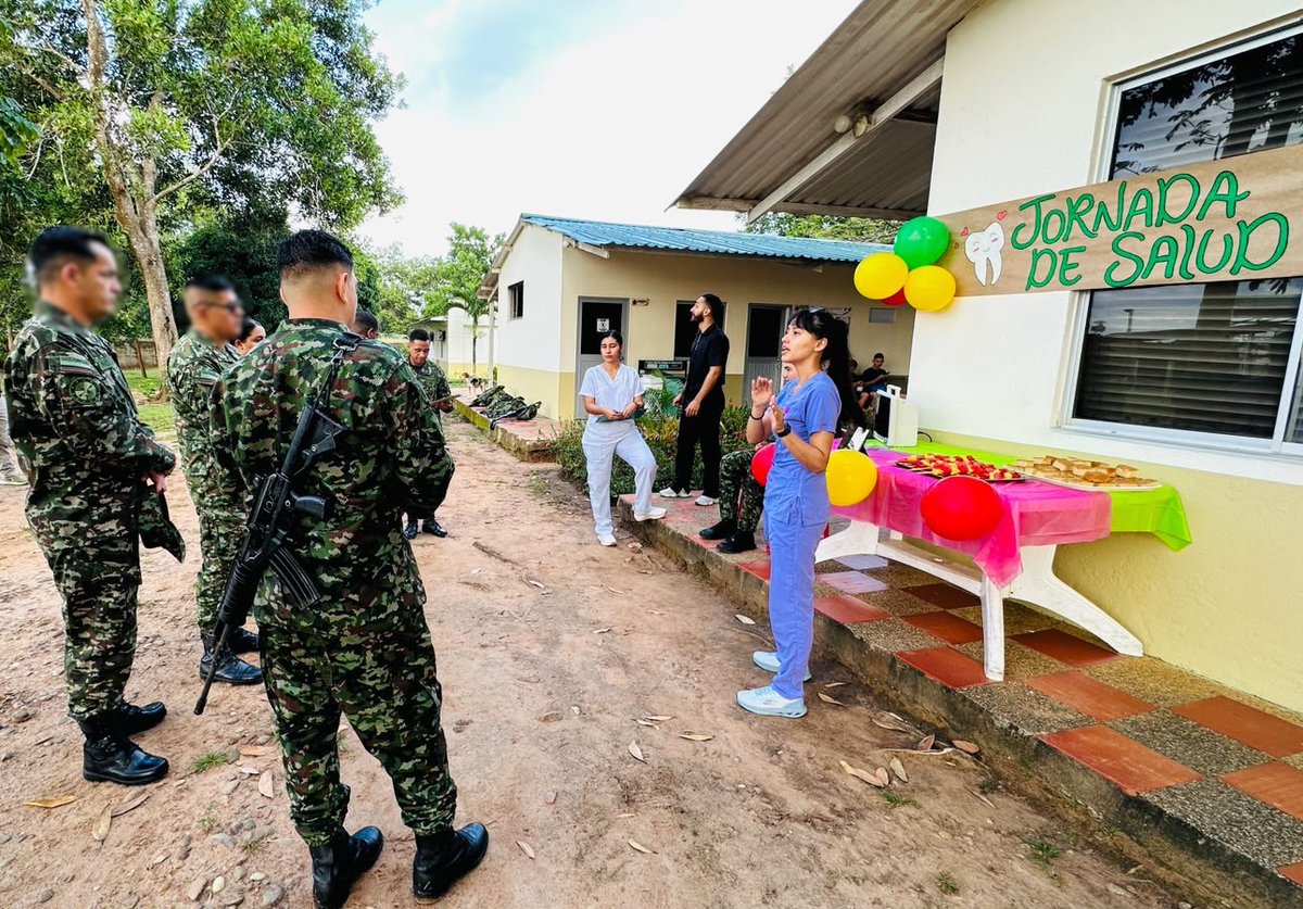 ftc_omega's tweet photo. Personal de oficiales, suboficiales y soldados de la Fuerza de Despliegue Rápido N.º 1 del @COL_EJERCITO participaron en una jornada de salud y servicios realizada en el Dispensario Médico del Fuerte Militar de La Macarena.

Esta actividad acercó espacios de atención, orientación y acompañamiento, fortaleciendo el bienestar integral del personal militar y el acceso a los servicios institucionales.

#PorNuestrosSoldados 
#PatriaHonorLealtad