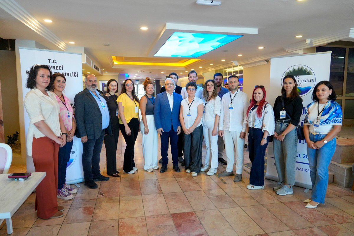 kemal_deveciler's tweet photo. Başkanı olduğum Çevreci Belediyeler Birliği tarafından düzenlenen Proje Döngüsü Eğitimi’ne Burhaniye’mizde ev sahipliği yaptık.

Blue Port Hotel’de gerçekleştirilen eğitim programında; proje geliştirme, planlama ve uygulama süreçlerine ilişkin bilgi ve deneyimler paylaşıldı.

Yerel yönetimlerimizin proje üretme kapasitesini güçlendiren, ortak akıl ve iş birliğini geliştiren bu tür çalışmaların kentlerimizin geleceği açısından büyük önem taşıdığına inanıyorum.

Çevreci Belediyeler Birliği olarak; çevreye duyarlı, sürdürülebilir ve yaşanabilir kentler için üretmeye, paylaşmaya ve birlikte çalışmaya devam edeceğiz.

Eğitim programımıza katılan tüm belediye temsilcilerimize ve emeği geçen herkese teşekkür ediyorum.