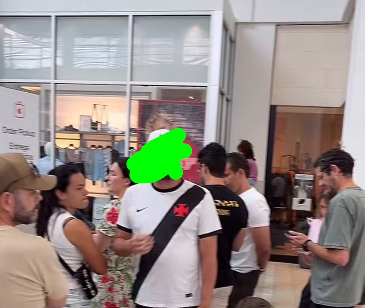 mendlowicz's tweet photo. Vascaíno na fila pra comprar iPhone, aposto que se fosse pra comprar andoid seria alguém com a camisa do flamengo! https://t.co/SYdTDfxGkq