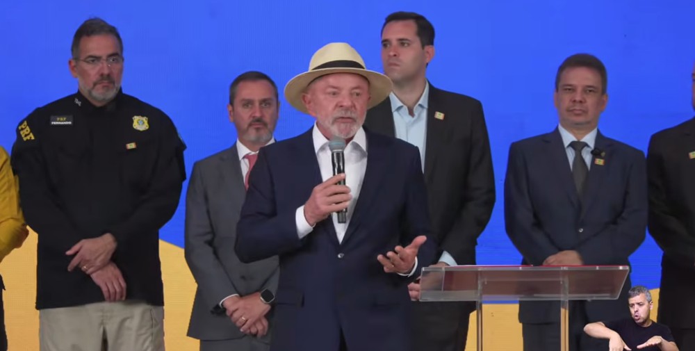 g1's tweet photo. Lula diz não aceitar classificação de facções como terroristas: 'Terrorismo foi o 8 de Janeiro' https://t.co/6jWn81dDvJ https://t.co/hUMWIGMFZO