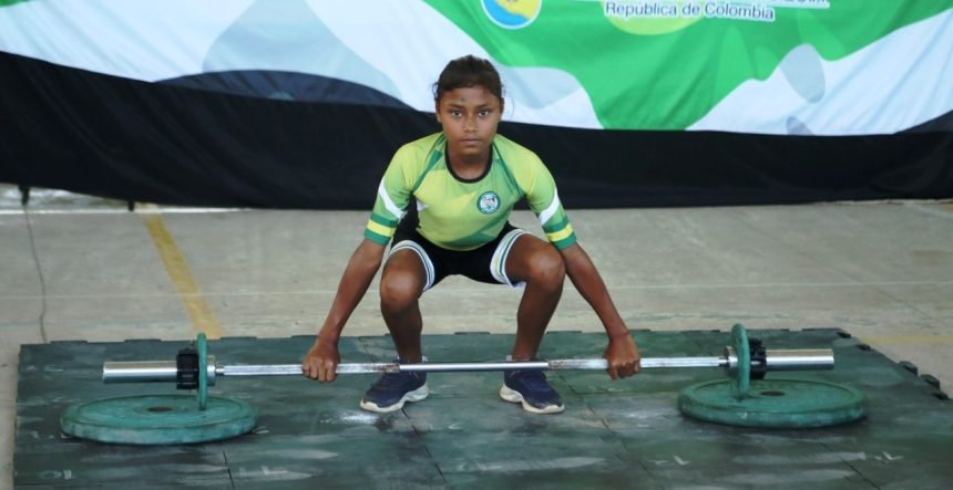 IndeportesAnt's tweet photo. En los Juegos Deportivos Escolares 2026- Subregional Urabá: En levantamiento de pesas se sostiene a la vanguardia el equipo de Mutatá. Por su parte, Turbo sigue firme en atletismo y está liderando el deporte ciencia. 

Aquí detalles: https://t.co/AprJKrTO4x https://t.co/EHkmkxclGi