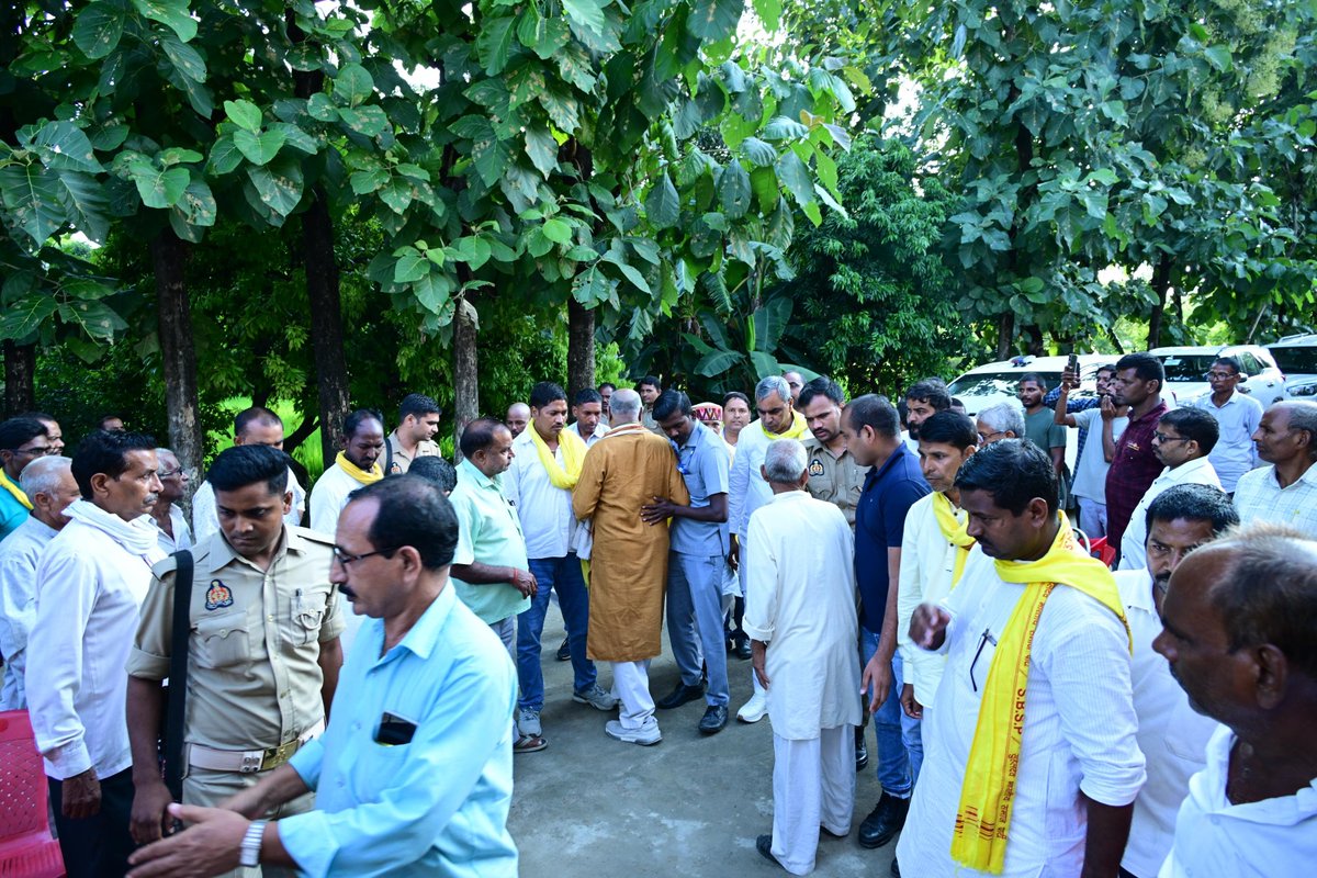oprajbhar's tweet photo. आज जनपद बस्ती पहुंचकर पार्टी के राष्ट्रीय उपाध्यक्ष एवं रुधौली के पूर्व विधायक श्री राम ललित चौधरी जी के असामयिक निधन पर शोक संवेदना व्यक्त की।

ईश्वर दिवंगत आत्मा को शांति प्रदान करें एवं शोकाकुल परिजनों को इस दुःख को सहन करने की शक्ति दें।

ॐ शांति। https://t.co/yK0E11jAoN