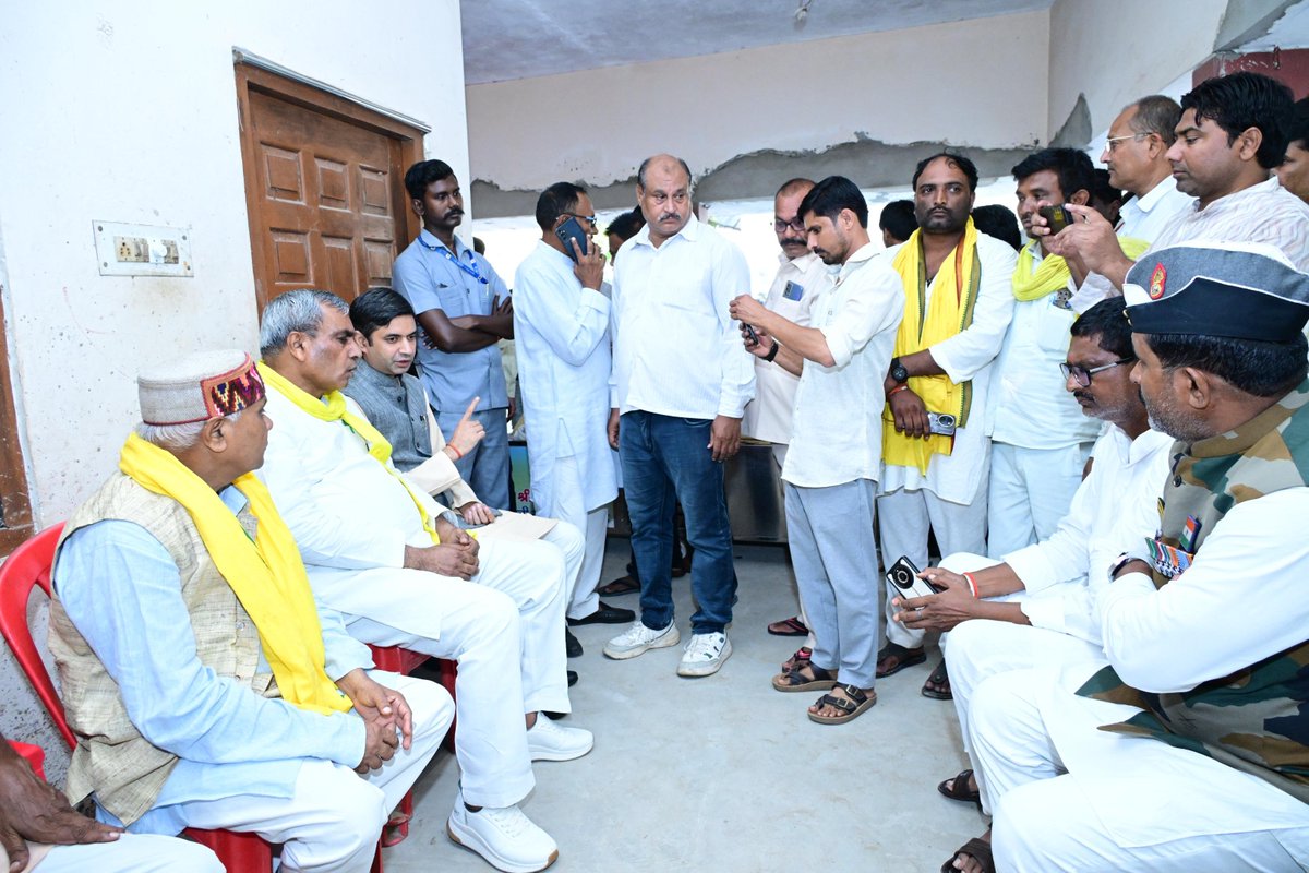 oprajbhar's tweet photo. आज जनपद बस्ती पहुंचकर पार्टी के राष्ट्रीय उपाध्यक्ष एवं रुधौली के पूर्व विधायक श्री राम ललित चौधरी जी के असामयिक निधन पर शोक संवेदना व्यक्त की।

ईश्वर दिवंगत आत्मा को शांति प्रदान करें एवं शोकाकुल परिजनों को इस दुःख को सहन करने की शक्ति दें।

ॐ शांति। https://t.co/yK0E11jAoN