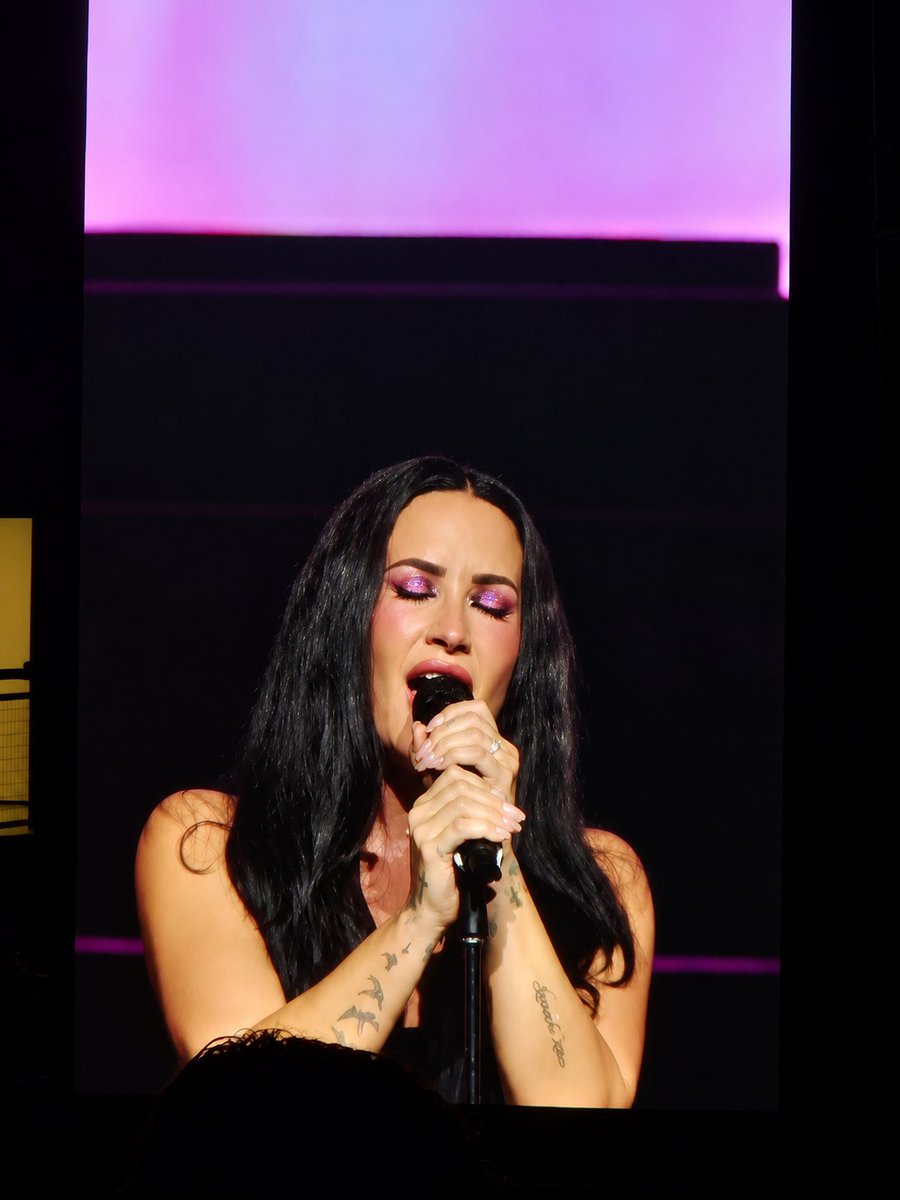 MsAlyssandra's tweet photo. Queria fazer uma reflexão sobre a Demi, a arte e Skyscraper, aproveitando que a emoção do show ainda tá fresca na minha mente.
🧵 https://t.co/azGSS6zMqC