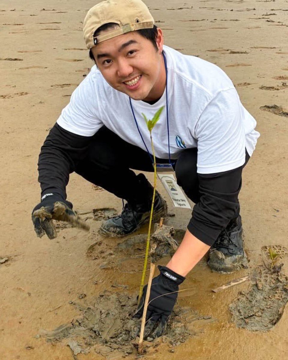 FirstInsHI's tweet photo. Salam sejahtera! Earlier this month, Dakota O. from our Strategic &amp; Financial Analytics team participated in Tokio Marine’s 23rd Mangrove Planting event in Malaysia, bringing together employees from across the Tokio Marine Group to support environmental sustainability. https://t.co/tuuAAuN43x