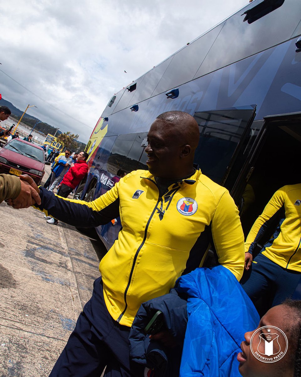 DeporPasto's tweet photo. El bus volcánico llega al Estadio Libertad con la ilusión, la pasión y el orgullo de todo un pueblo. 💪🏻
¡Deportivo Pasto Somos Todos! 
❤️💙💛 https://t.co/nKa80fdBuC
