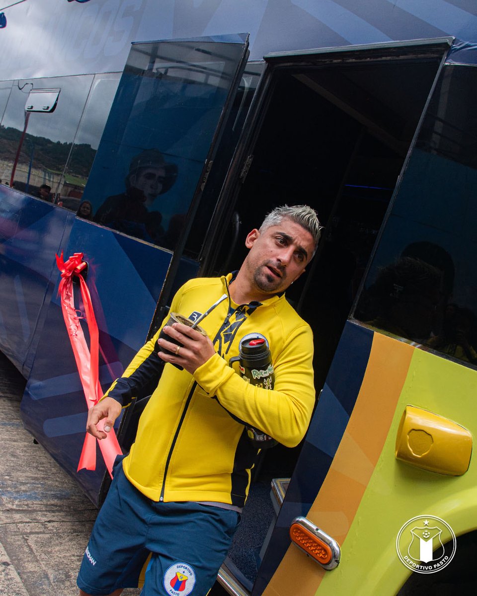 DeporPasto's tweet photo. El bus volcánico llega al Estadio Libertad con la ilusión, la pasión y el orgullo de todo un pueblo. 💪🏻
¡Deportivo Pasto Somos Todos! 
❤️💙💛 https://t.co/nKa80fdBuC