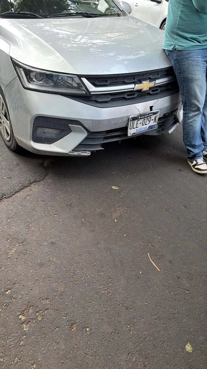 cuartodemillamx's tweet photo. Hola Admin, buen dia, te comparto el siguiente caso, el nuevo modus operandi de los monta choques. Ahora se encuentran en la colonia Roma y Condesa, se estacionan en la esquina de una calle, cuando vas dando la vuelta se echan de reversa y les pegas. Se bajan amedrentandote con amenzas, que ese golpe vale 17 mil pesos, pero que le des 3 mil y ahi muere, por que tienen prisa. Que si no, le van a llamar a la patrulla. Cuando les dices que le llamen a su seguro para resolverlo, se van caminando como buscando una patrulla, regresan, se suben a su carro todo chocado y se dan la vuelta para estacionarse en el mismo lugar esperando al siguiente incauto. Te adjunto imagenes. es un auto sin placas traseras, la placa delantera es de Queretaro.