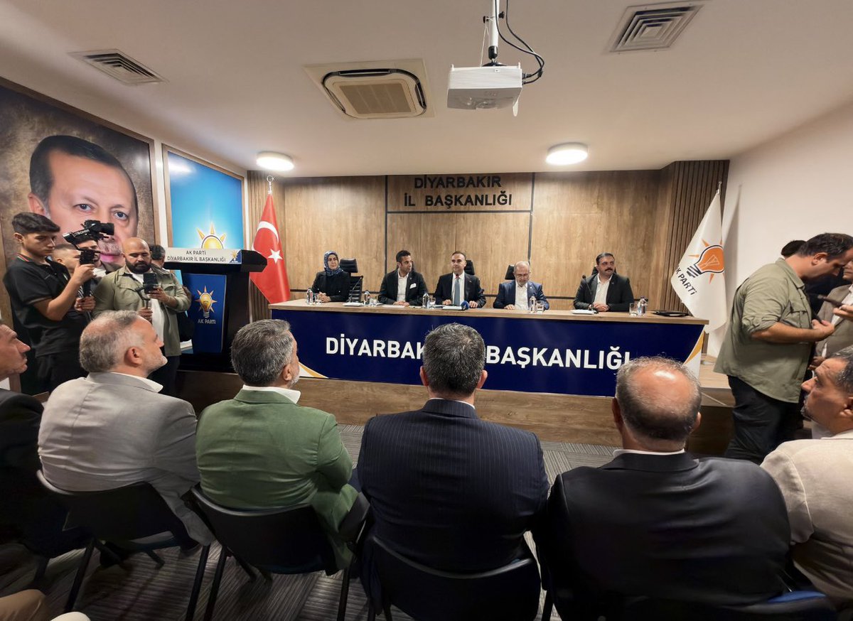 akparti_sur's tweet photo. İlçe Başkanımız Sayın Mücahit Alakuş;

Sanayi ve Teknoloji Bakanımız Sayın Mehmet Fatih Kacır’ı teşkilatımızla birlikte;

#İL Başkanlığımızda ağırladı.

Diyarbakır’ımız için kıymetli müjdeleri ve nazik ziyaretleri için Sayın Bakanımıza teşekkür ediyoruz. 

Hayırlı olsun.🙏🏻 https://t.co/U5BmH3JSYW