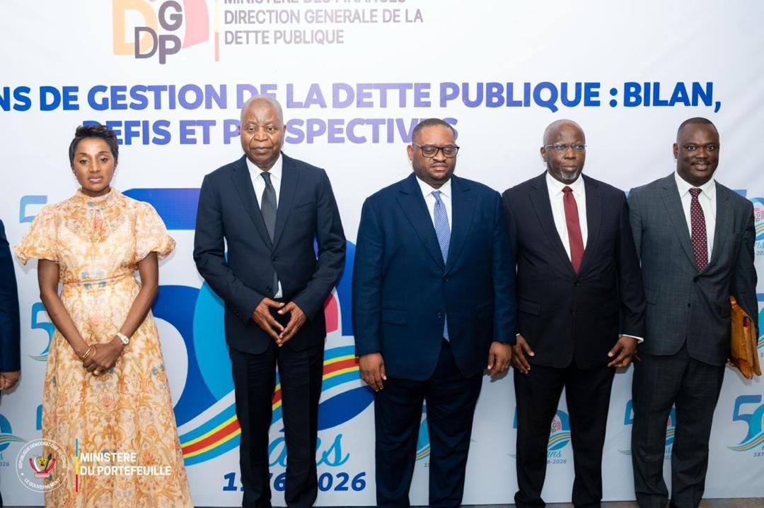 portefeuille_cd's tweet photo. RÉCAPITULATIF DE LA SEMAINE | MINISTÈRE DU PORTEFEUILLE 🇨🇩
14–20 septembre 2026

Une semaine placée sous le signe de la gouvernance économique, du dialogue institutionnel et du renforcement des partenariats pour Son Excellence Madame Julie Shiku, Ministre du Portefeuille.

 Mardi 15 septembre | Rentrée parlementaire
Aux côtés des membres du Comité de Conjoncture Économique, la Ministre a assisté au dépôt au Parlement des projets de lois financières, notamment le Projet de loi de finances pour l’exercice 2027 et le Projet de loi de consolidation budgétaire 2026, une étape majeure du cycle budgétaire de l’État.

 Mercredi 16 septembre | 50 ans de la DGDP
La Ministre a pris part à la célébration du cinquantenaire de la Direction Générale de la Dette Publique, organisée autour du thème : « DGDP, 50 ans de gestion de la dette publique : bilan, défis et perspectives ». Un rendez-vous consacré aux enjeux de soutenabilité de la dette et de consolidation de la gouvernance des finances publiques.

Jeudi 17 septembre | Coopération RDC–États-Unis
La Ministre a reçu une délégation de l’Ambassade des États-Unis d’Amérique pour des échanges portant notamment sur les évolutions du secteur minier congolais et les perspectives de coopération économique.

| Rentrée de la FEC
Dans la soirée, elle a également participé à la cérémonie de rentrée de la Fédération des Entreprises du Congo, cadre d’échanges avec le secteur privé sur les enjeux et perspectives de l’économie nationale.

À travers cette séquence, le Ministère du Portefeuille poursuit son action en faveur d’un État actionnaire plus performant, d’une gouvernance publique renforcée et d’un dialogue constant avec les institutions, les partenaires internationaux et le secteur privé, au service du développement de la République démocratique du Congo. 🇨🇩