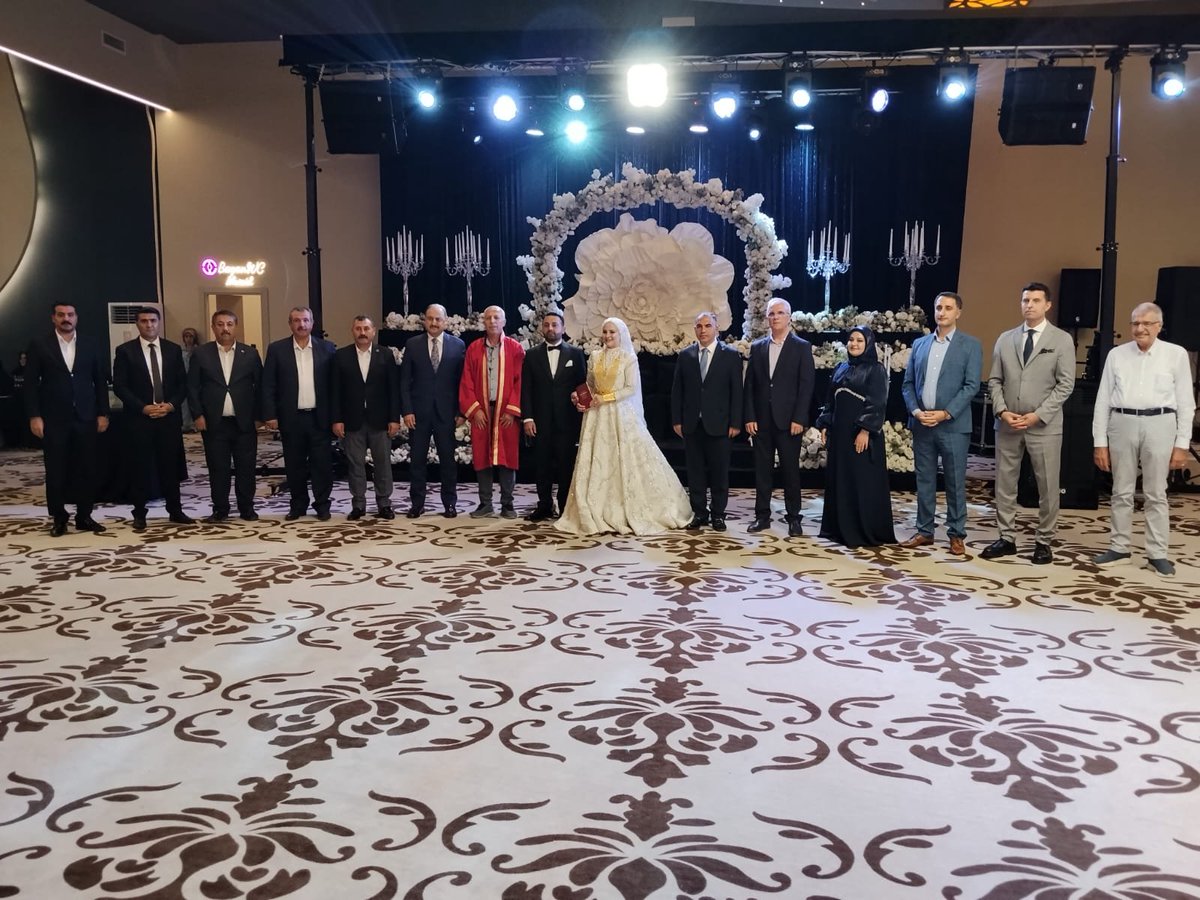 hasan_suyu44951's tweet photo. Bugün sadece bir nikâha değil, bir ömürlük sözün şahidi olduk. 
Çirişve Rat ailelerinin kıymetli evlatlarının mutluluğuna nikâh şahidi olarak ortak olduk.

Atılan imza; sevgiye, sadakate ve birlikte yazılacak yepyeni bir hikâyeye vesile olsun.

Rabbim yuvalarını huzur, gönüllerini muhabbetle daim kılsın.