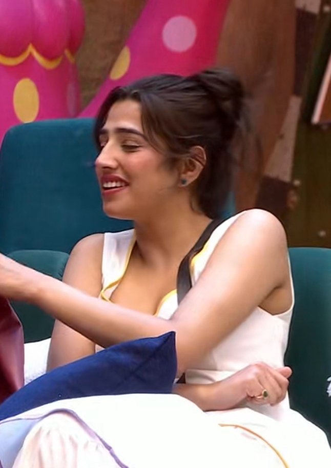 I_viratian18's tweet photo. She is the Queen 👑 of House  #Biggboos20 #BiggBoss20 #LoveGill https://t.co/ma2cHm0YmB
